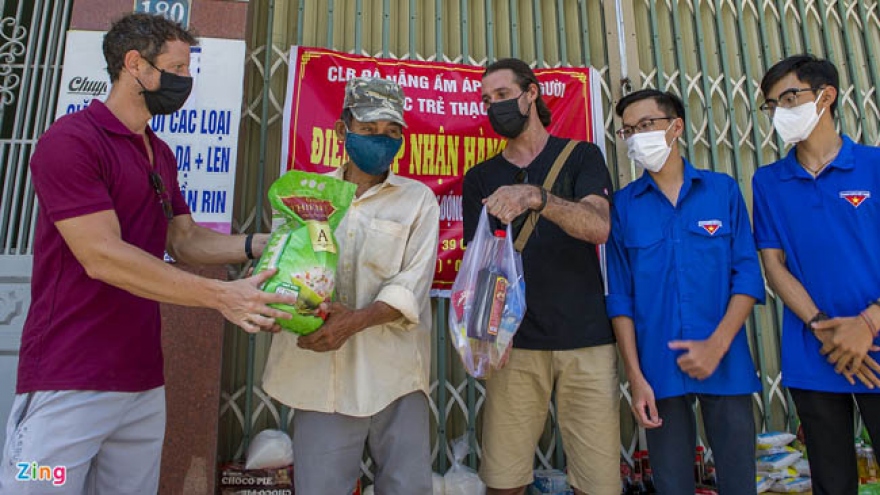 Foreigners unite with Da Nang in COVID-19 fight